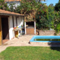 Solido Chalet sobre lote de 8,66×28. Con jardín, piscina, quincho y Gran Playroom en Planta Alta